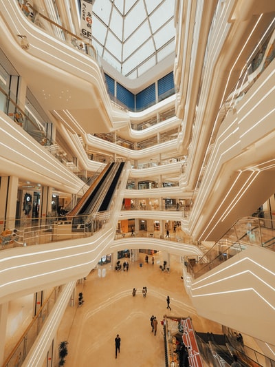 白天人们在建筑物内行走